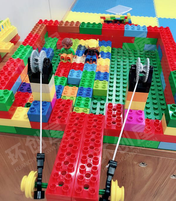 幼儿园建构区乐高城堡的吊门环创图片