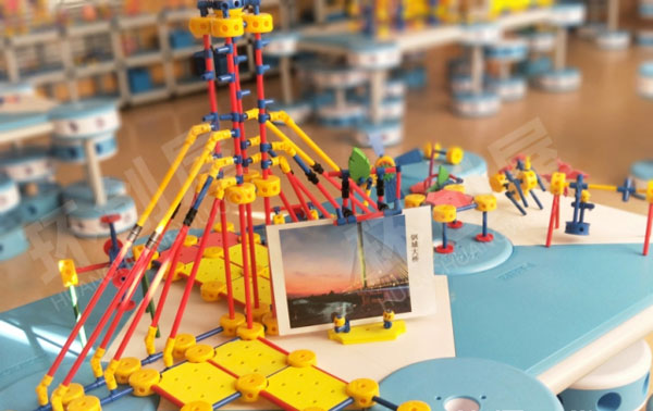 幼儿园建构区万能小工匠搭建环创图片