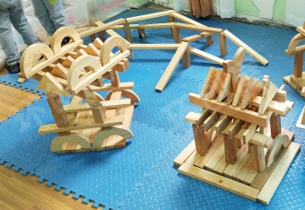 幼儿园建构区废物利用搭建环创图片