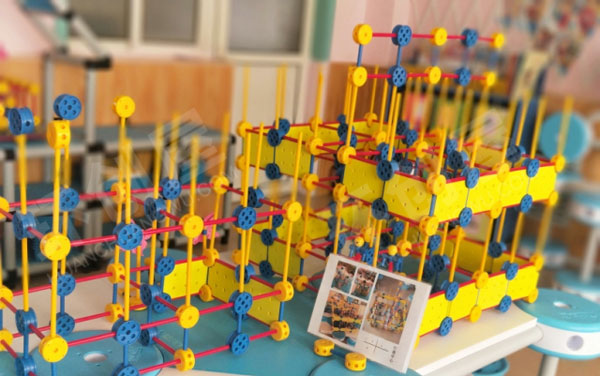 幼儿园建构区万能小工匠搭建环创图片