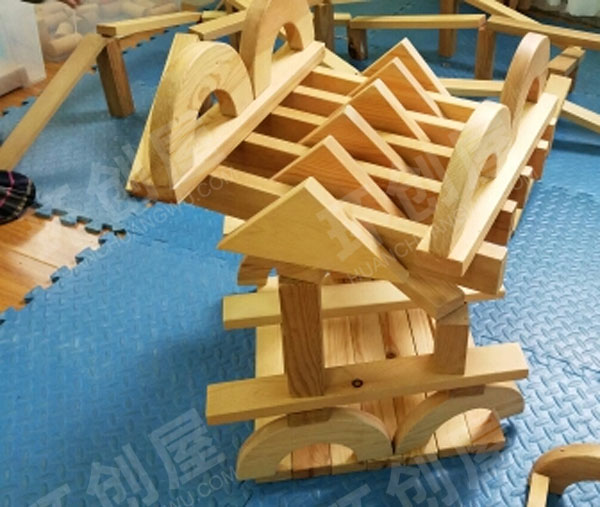 幼儿园建构区废物利用搭建环创图片