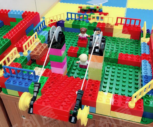 幼儿园建构区乐高城堡的吊门环创图片