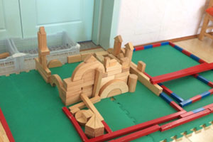 幼儿园建构区大型积木搭建环创图片2张
