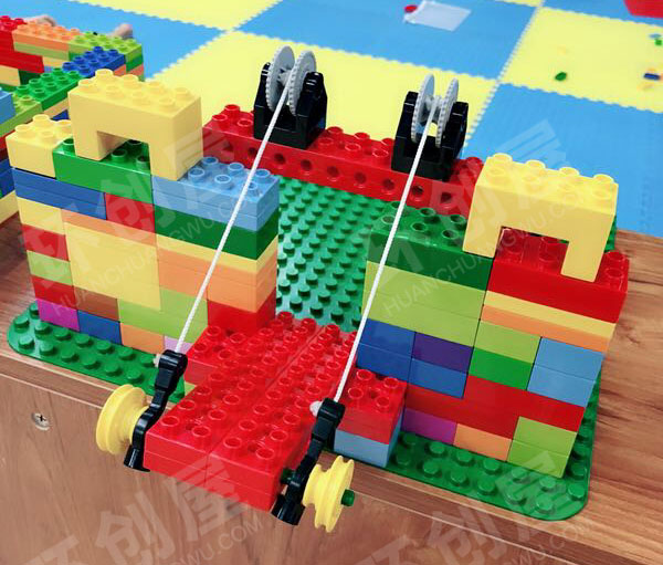 幼儿园建构区乐高城堡的吊门环创图片