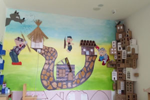 幼儿园建构区三只小猪盖房子环创图片
