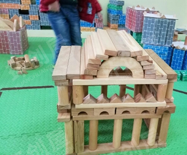 幼儿园建构区废物利用搭建环创图片