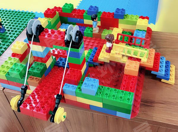 幼儿园建构区乐高城堡的吊门环创图片