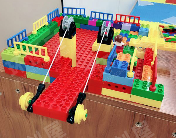 幼儿园建构区乐高城堡的吊门环创图片