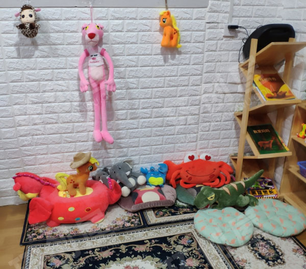 幼儿园阅读区语言区卡通玩偶布置环创图片